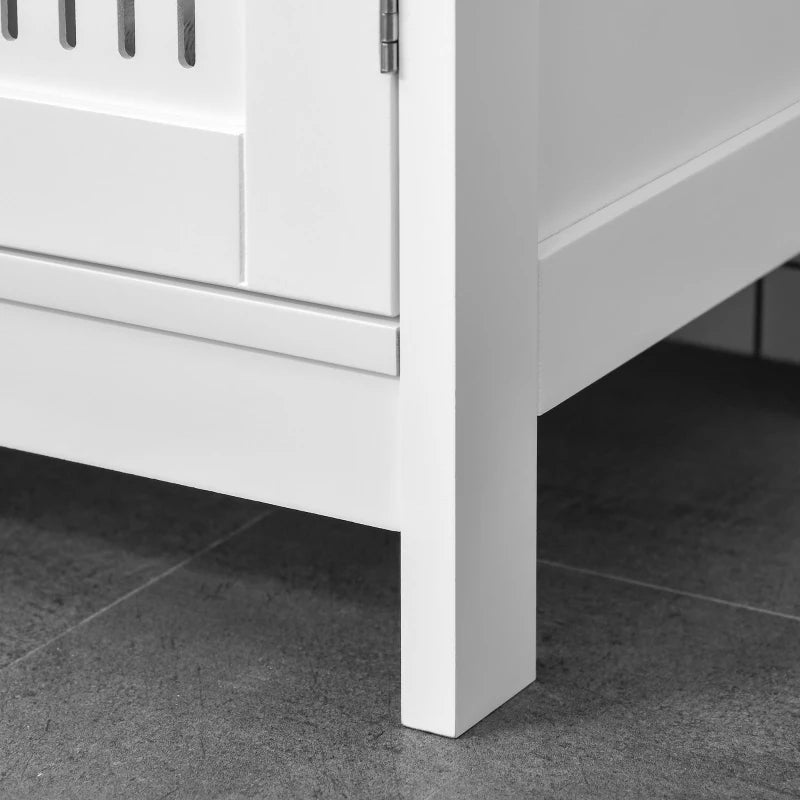 Mueble bajo lavabo blanco con puertas ventiladas para baños pequeños